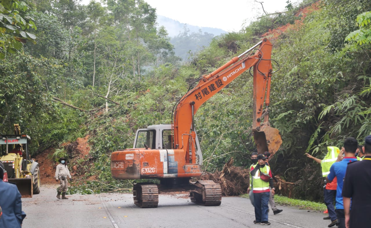 连绵大雨致山坡坍塌 波赖金马仑土崩道路续关闭