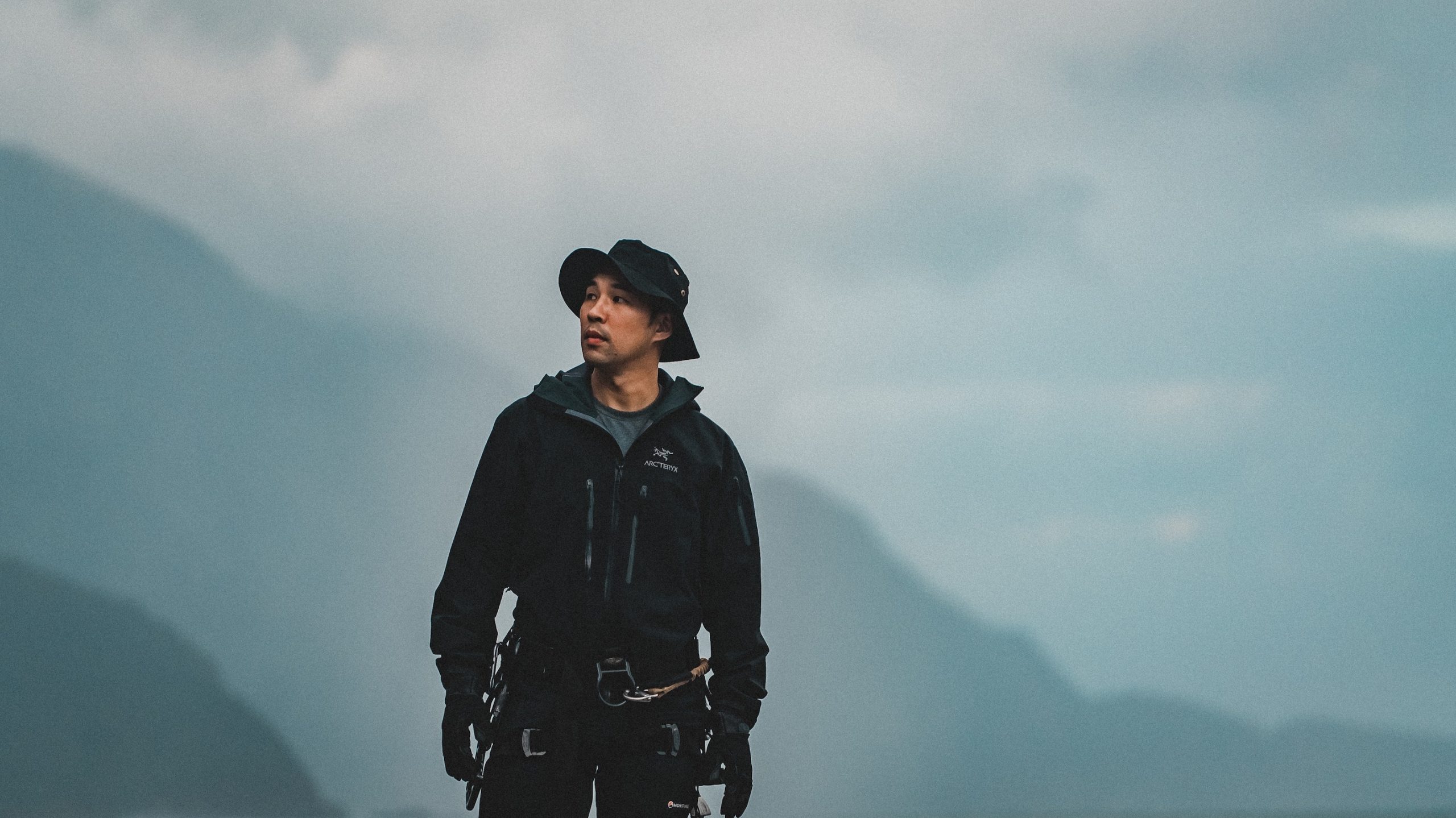 陈威全为新歌博命 3公尺悬崖攀岩不慎坠落