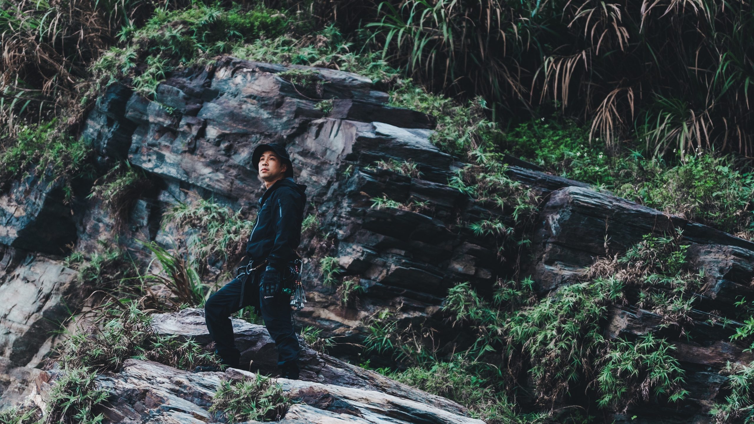 陈威全为新歌博命 3公尺悬崖攀岩不慎坠落