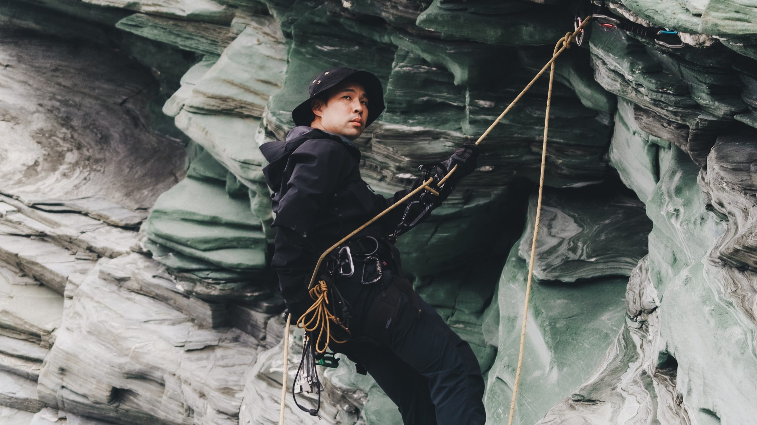 陈威全为新歌博命 3公尺悬崖攀岩不慎坠落