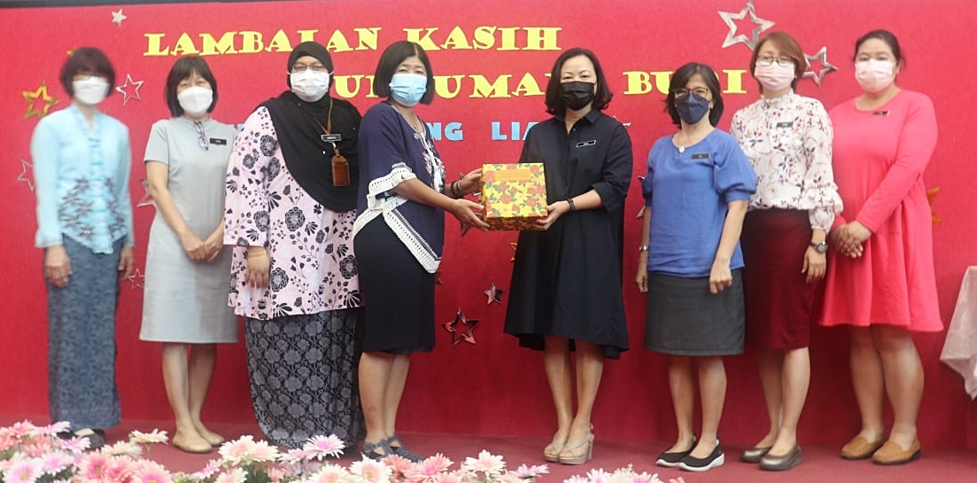 霹雳女中行政副校长 丘凤莲荣休