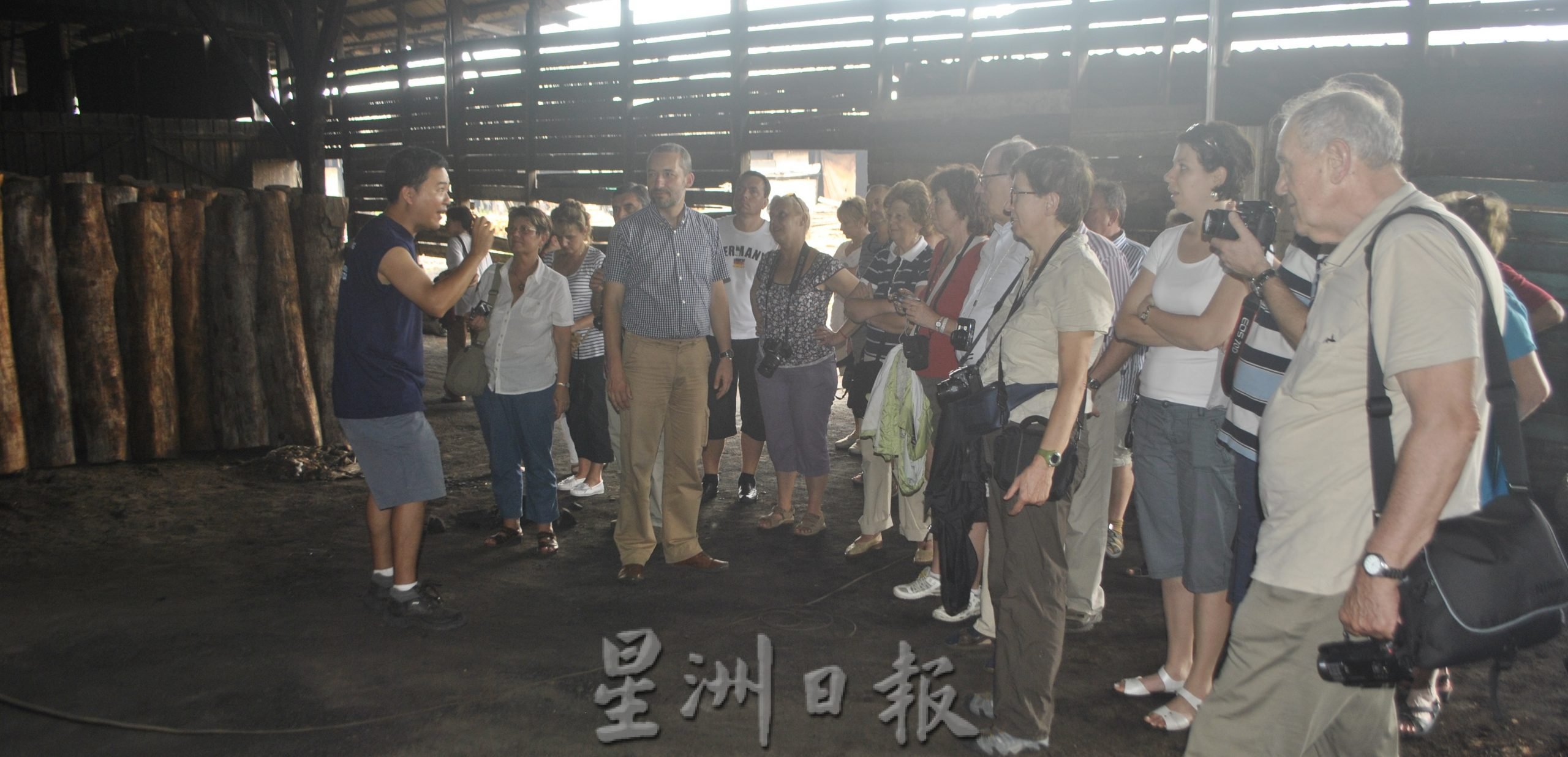 霹:8日见报/封底主文/【生活画页】木炭混身是宝