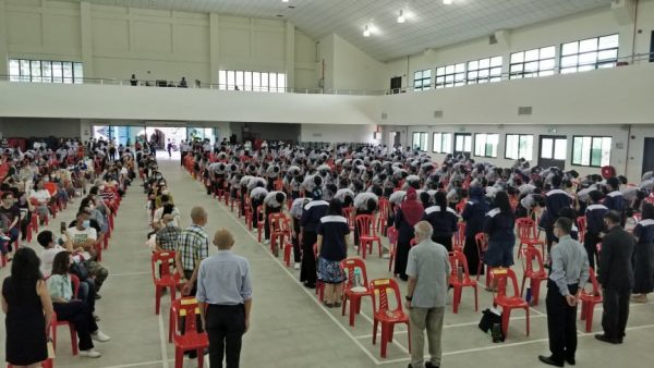 霹：今天下／钢琴伴奏高唱骊歌 深斋336毕业生挥别母校