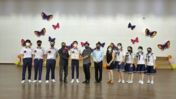 霹：今天下／钢琴伴奏高唱骊歌 深斋336毕业生挥别母校