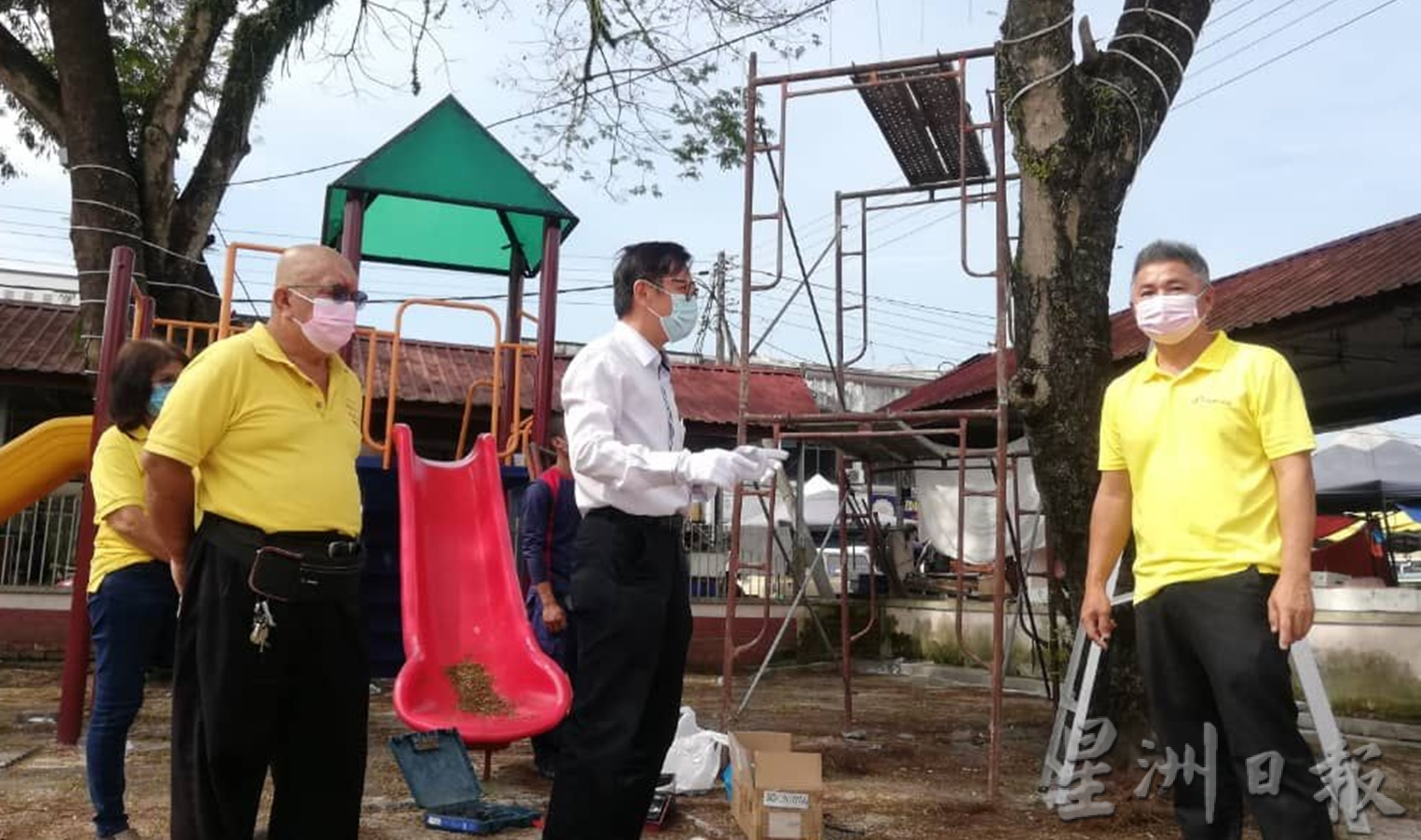 霹:保阁亚三社区公园添装彩灯美化