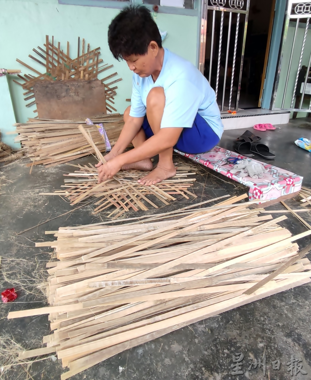 霹：封底主文／12月22日见报【生活画页】历史悠久渐式微 安顺织箩人家剩4家