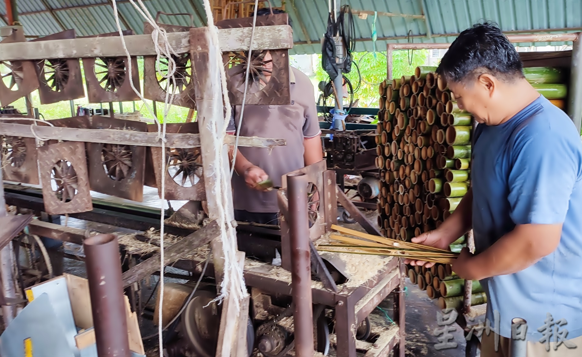 霹：封底主文／12月22日见报【生活画页】历史悠久渐式微 安顺织箩人家剩4家