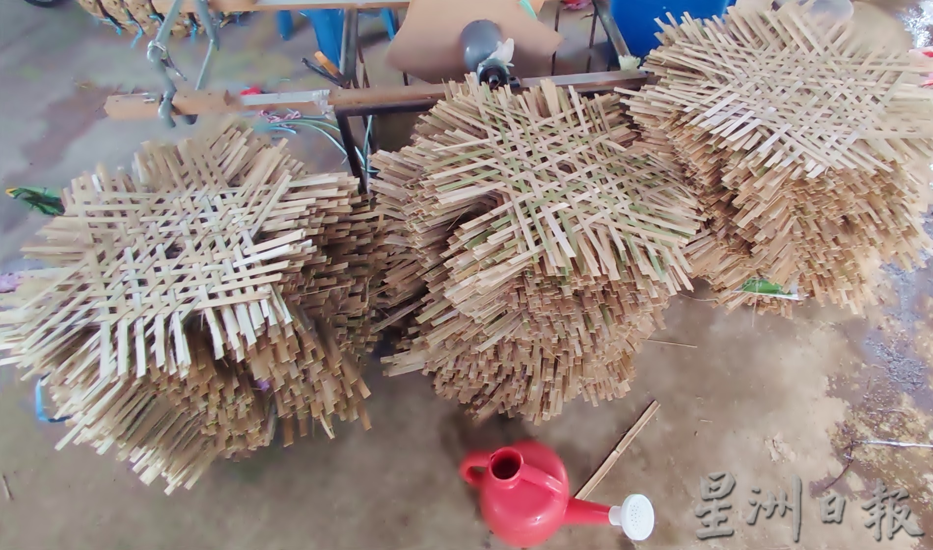 霹：封底主文／12月22日见报【生活画页】历史悠久渐式微 安顺织箩人家剩4家