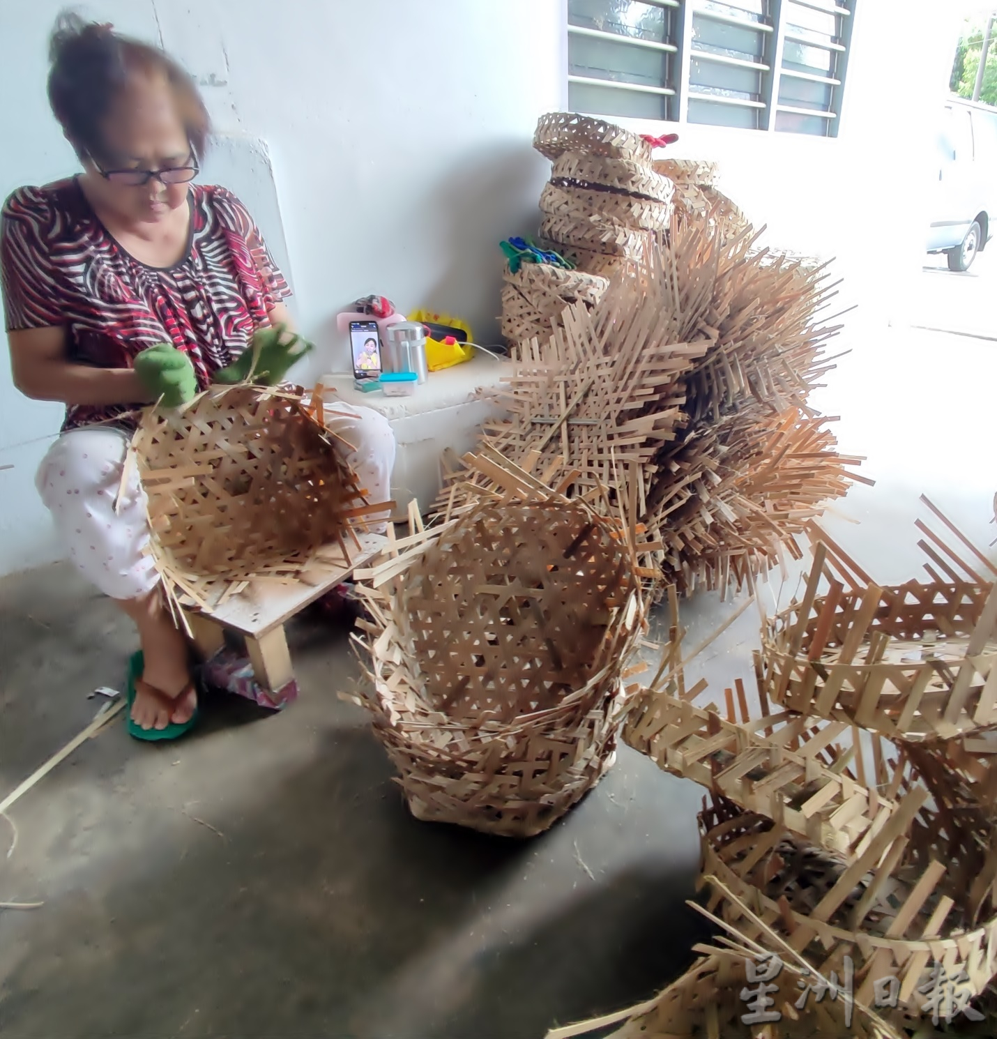 霹：封底主文／12月22日见报【生活画页】历史悠久渐式微 安顺织箩人家剩4家