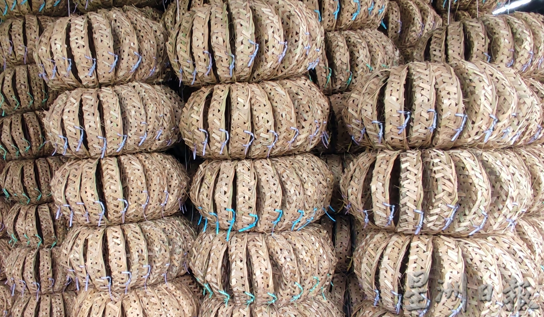 霹：封底主文／12月22日见报【生活画页】历史悠久渐式微 安顺织箩人家剩4家