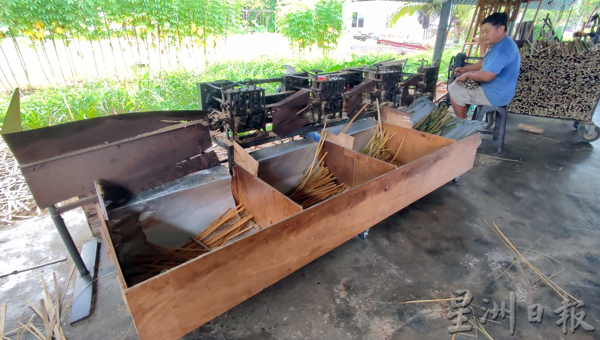 霹：封底主文／12月22日见报【生活画页】历史悠久渐式微 安顺织箩人家剩4家