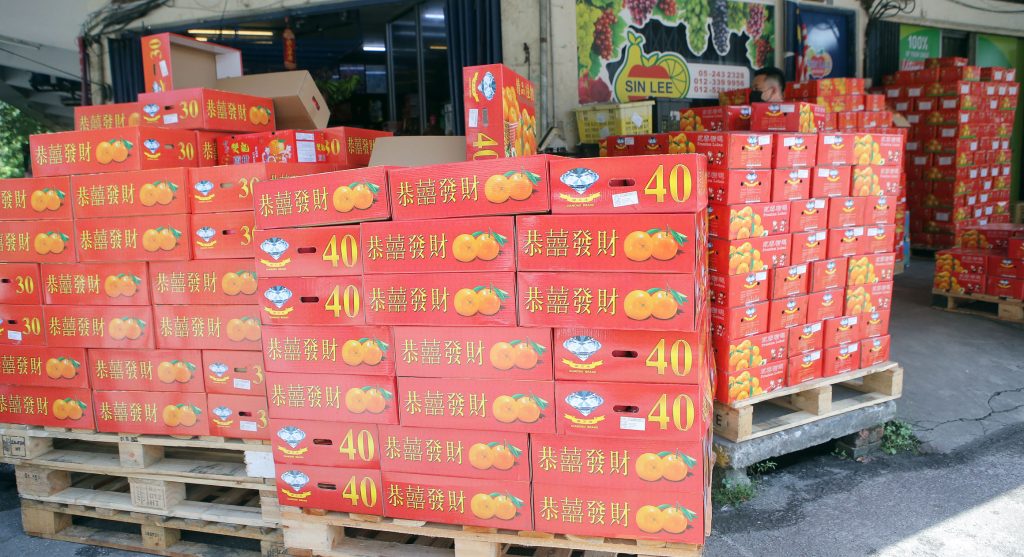 霹:封面主文/腊味和年柑上市 涨风下价格仅稍调整