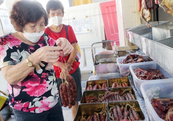 霹:封面主文/腊味和年柑上市 涨风下价格仅稍调整