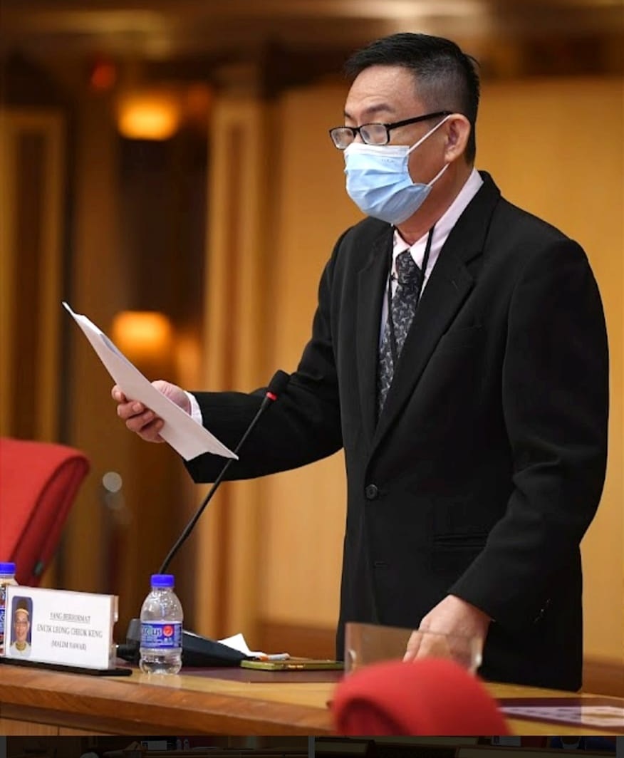 霹:梁卓经在州议会参与辩论2022年财政预算案