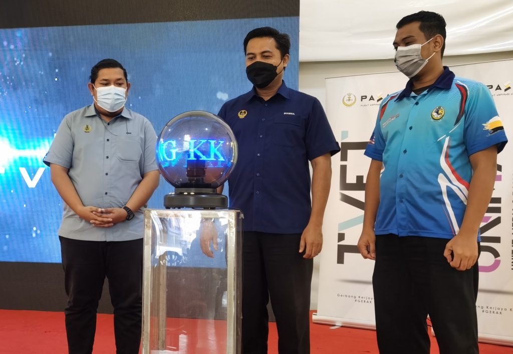 霹:版四头/曼绒就业嘉年华供1000职缺 逾500人申请