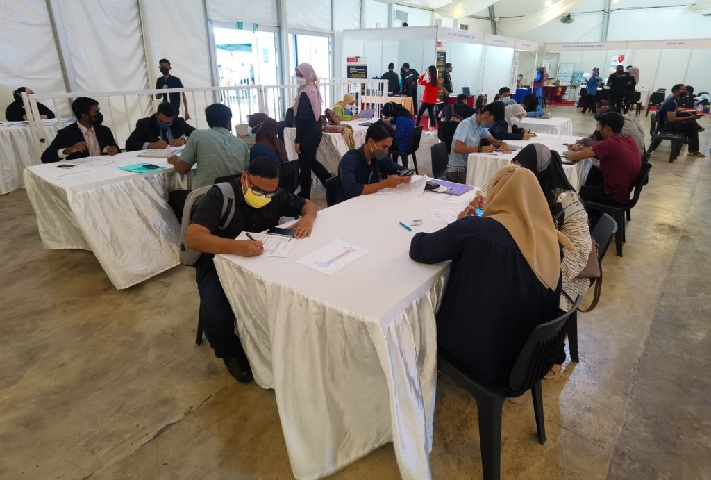 霹:版四头/曼绒就业嘉年华供1000职缺 逾500人申请