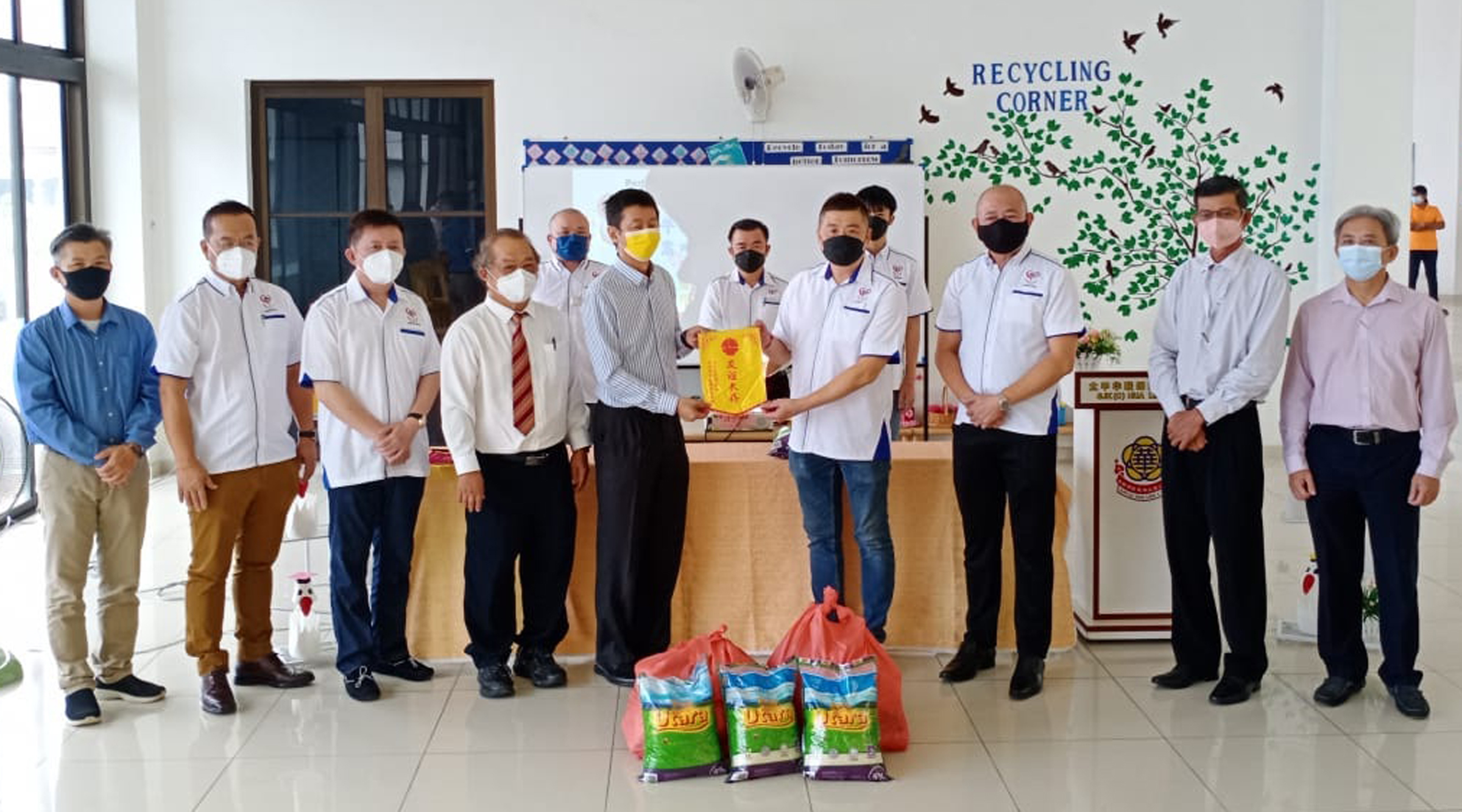 霹:版头/一所不落下,善心组织派食物篮予全霹华小贫困生