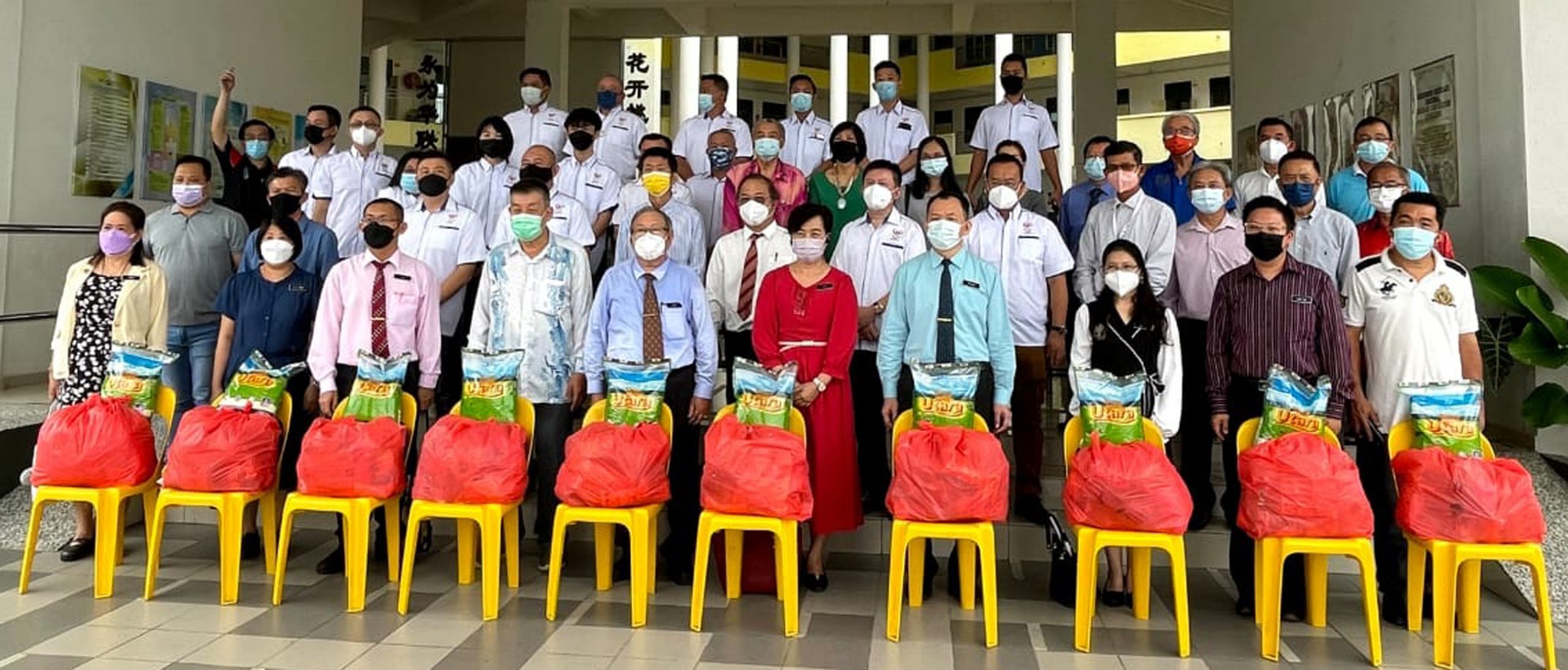 霹:版头/一所不落下,善心组织派食物篮予全霹华小贫困生