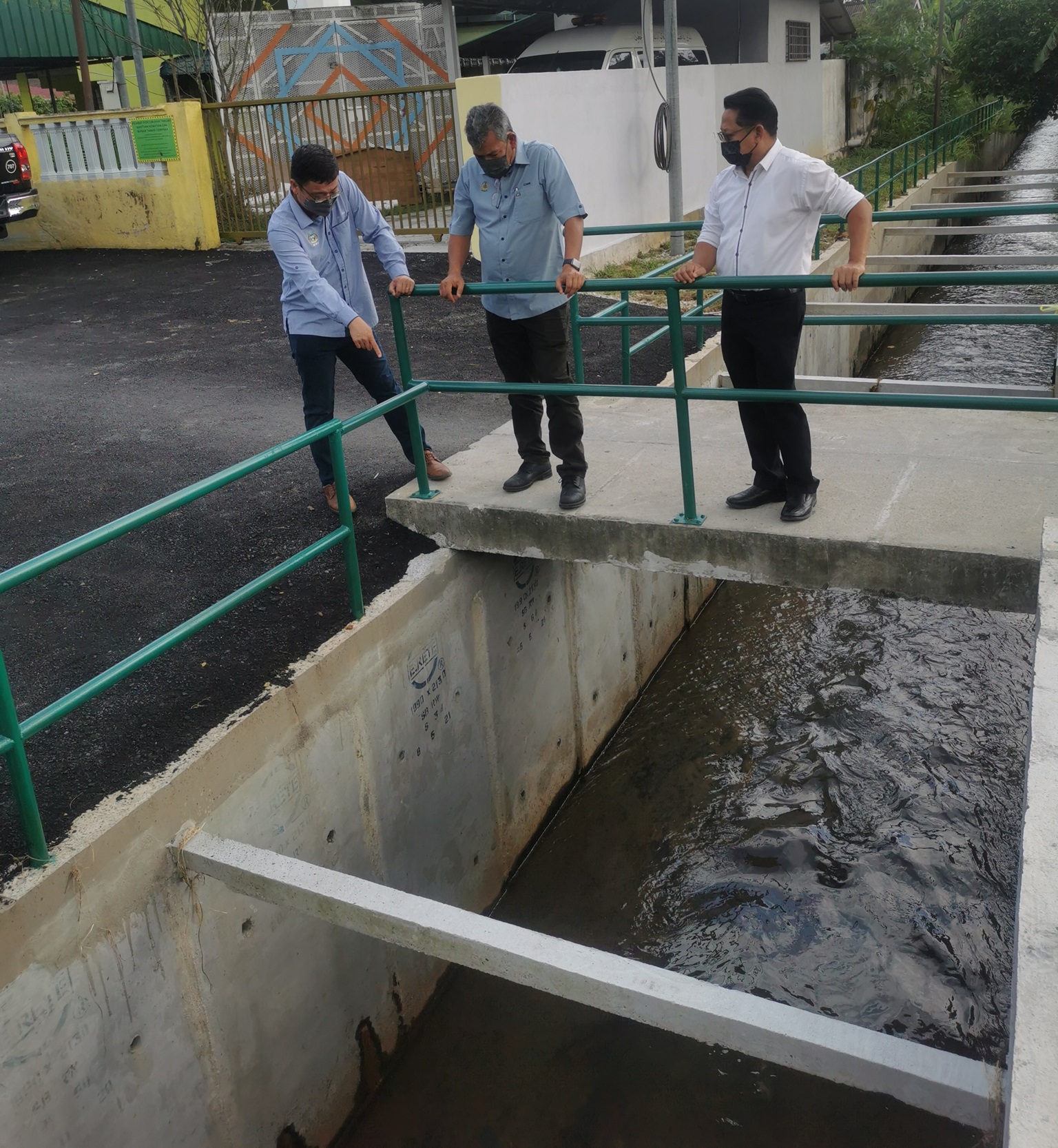 霹:邱文传与市政厅工程总监巡视白兰园第七路淹水问题