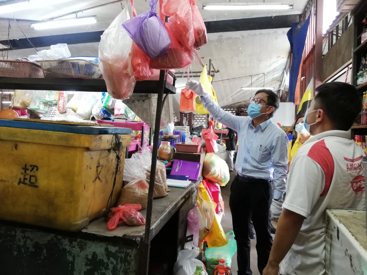 霹:青屋区巴刹屋顶漏水等廖泰义将助维修