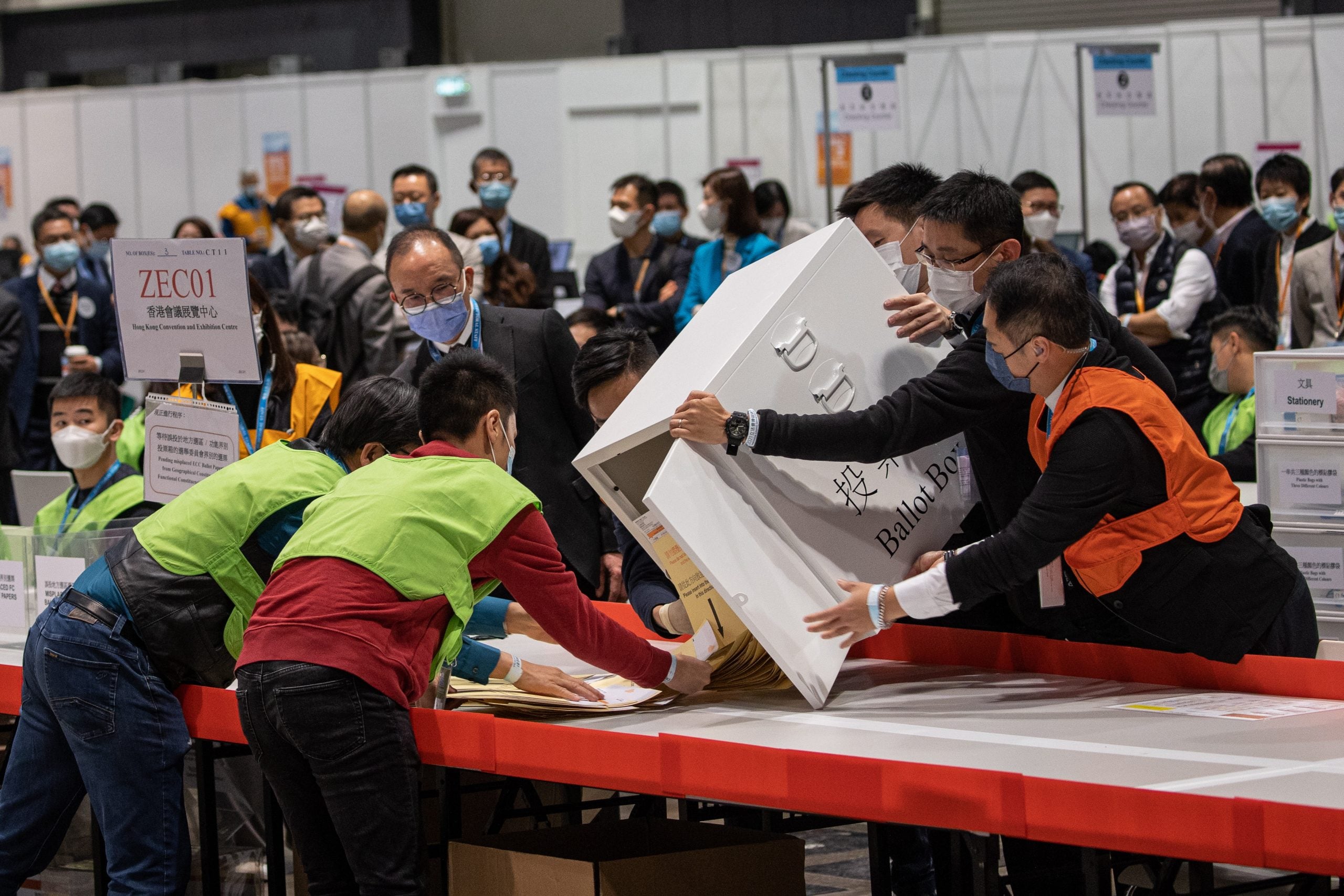 香港立法会选举投票率30.2% 创30年新低