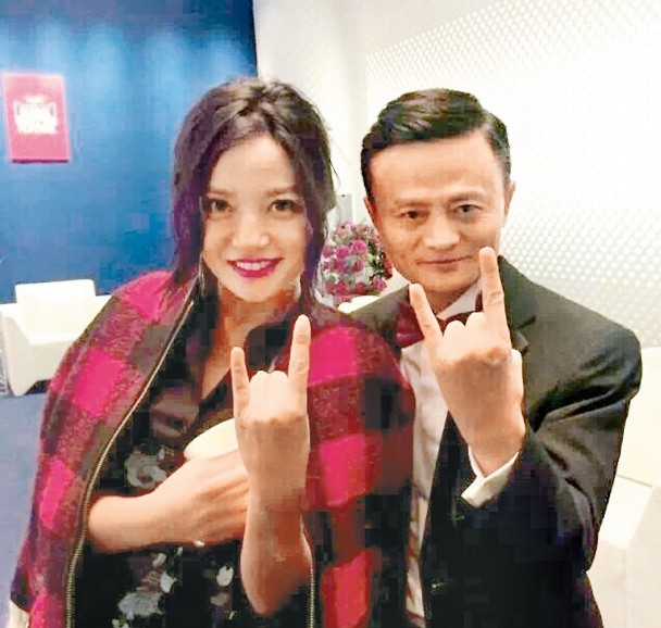 香港街头被捕获 赵薇星味全失