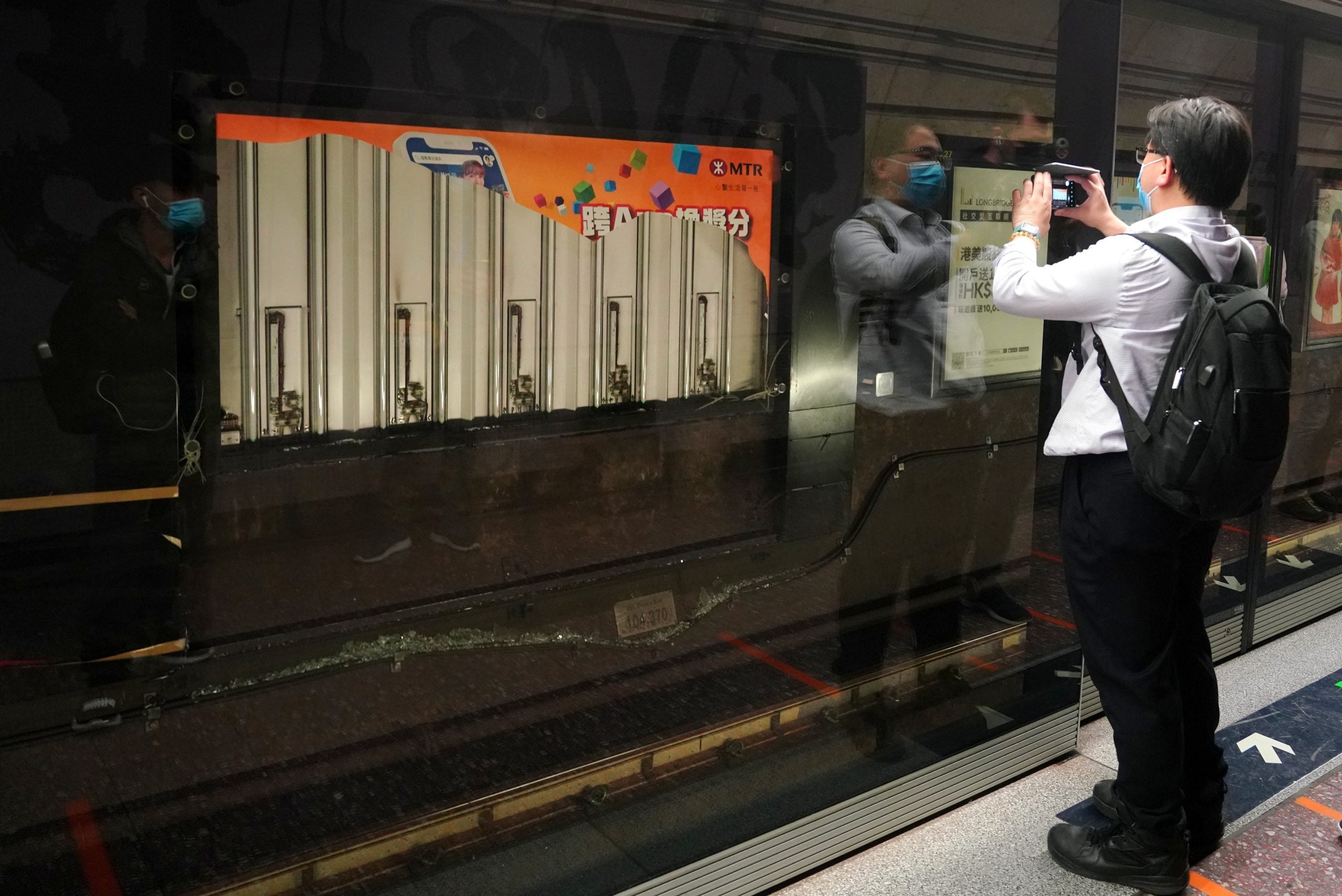 香港/港铁发生列车车门脱落事故 初步怀疑广告牌肇祸