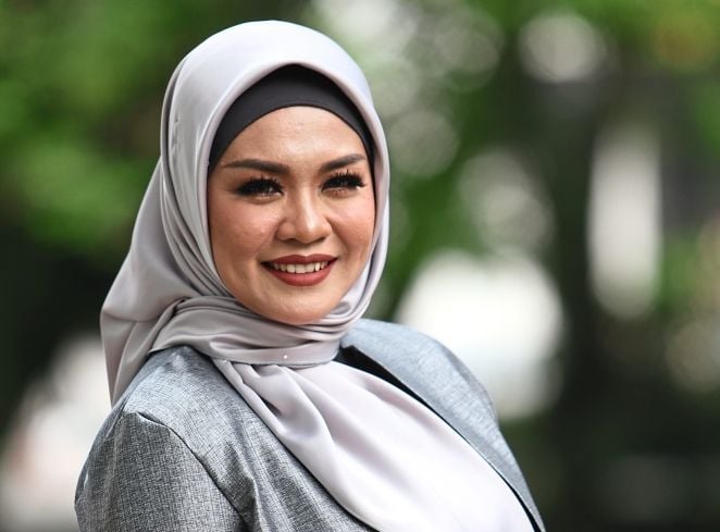 马来女歌手一家七口确诊 居家隔离挤1间房