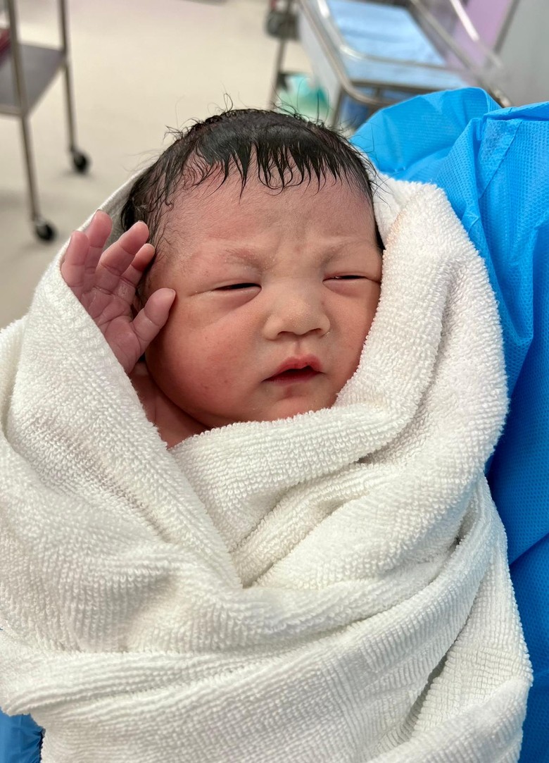 黎诺懿小儿子出世  取名小冬牛有含义