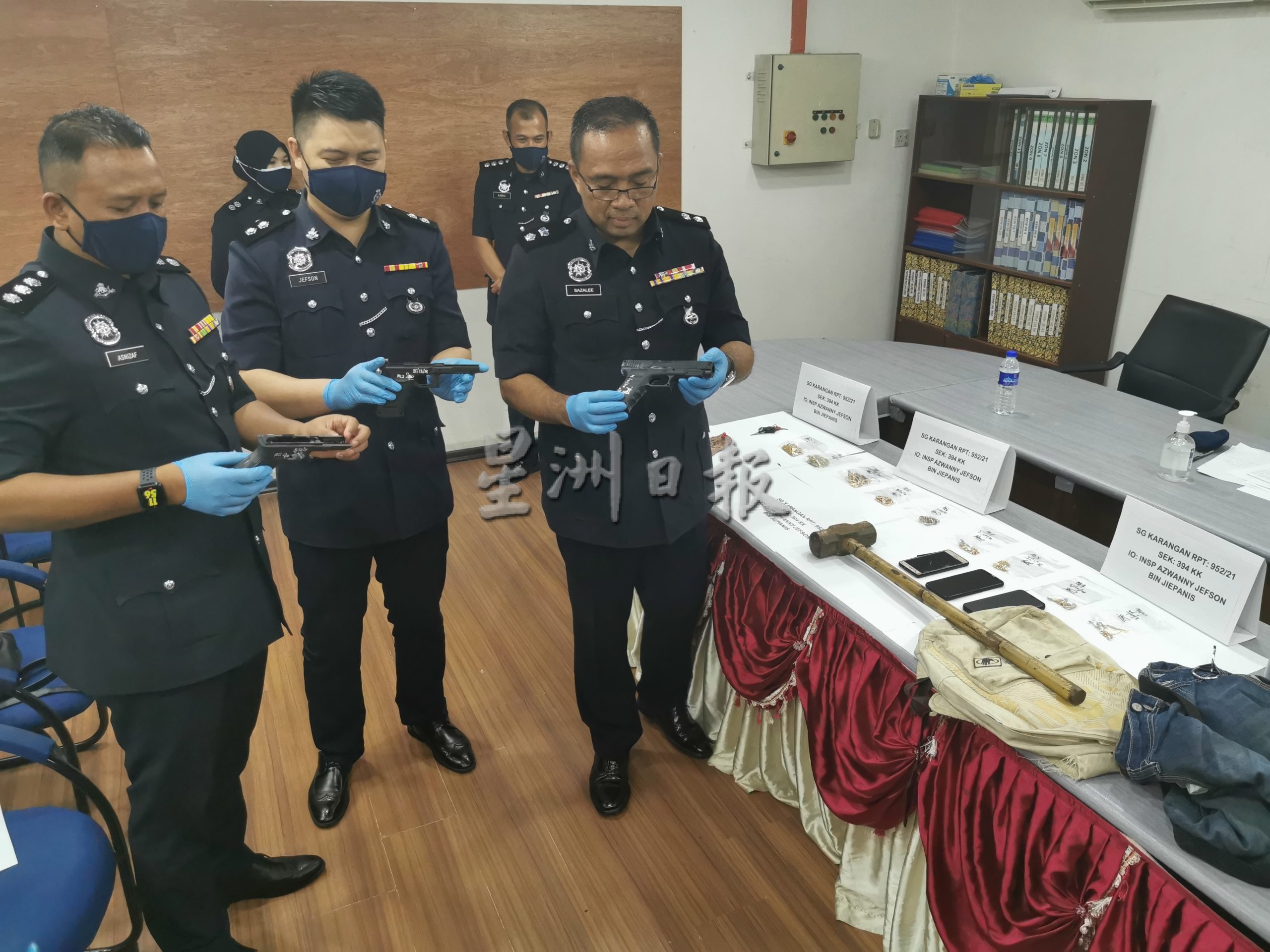  （全国版）网购玩具枪冒警上门抢劫，4匪24小时内全落网