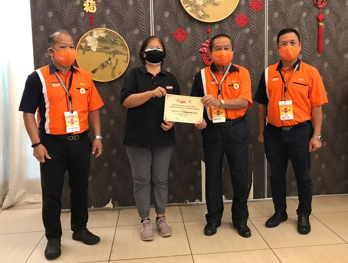 (古城封底主文)峇樟慈善基金与本报联办捐血运动,筹逾300包血浆充裕中央医院血库