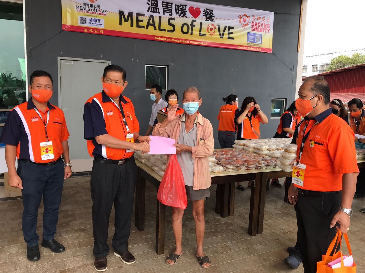 (古城封底主文)峇樟慈善基金与本报联办捐血运动,筹逾300包血浆充裕中央医院血库