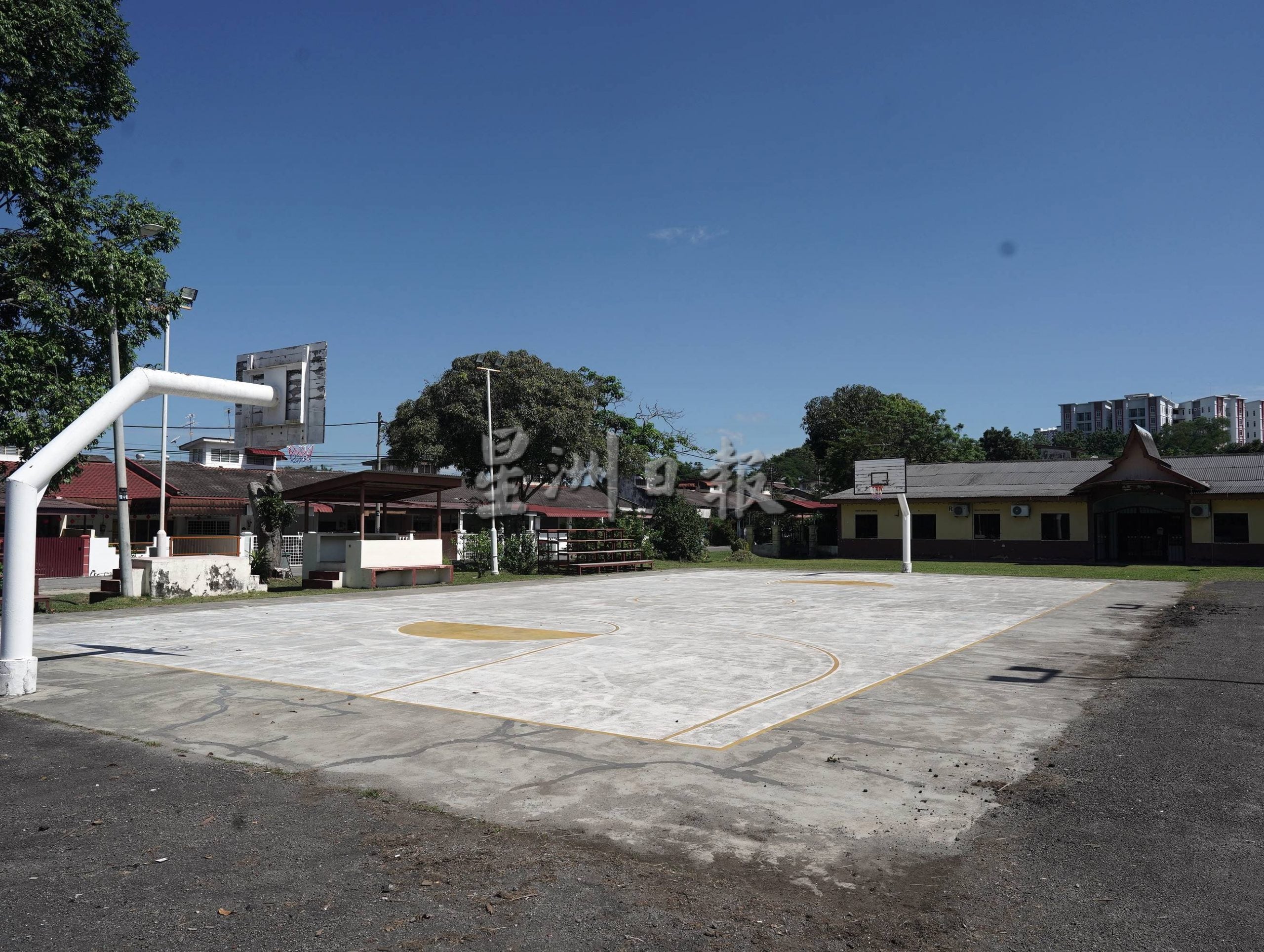 (古城封面副文)合作花园篮球场被设为投票中心,投票结束善后工作未处理好,也破坏了当地路面影响居民运动