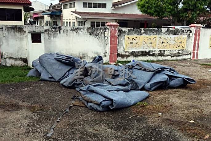 (古城封面副文)合作花园篮球场被设为投票中心,投票结束善后工作未处理好,也破坏了当地路面影响居民运动