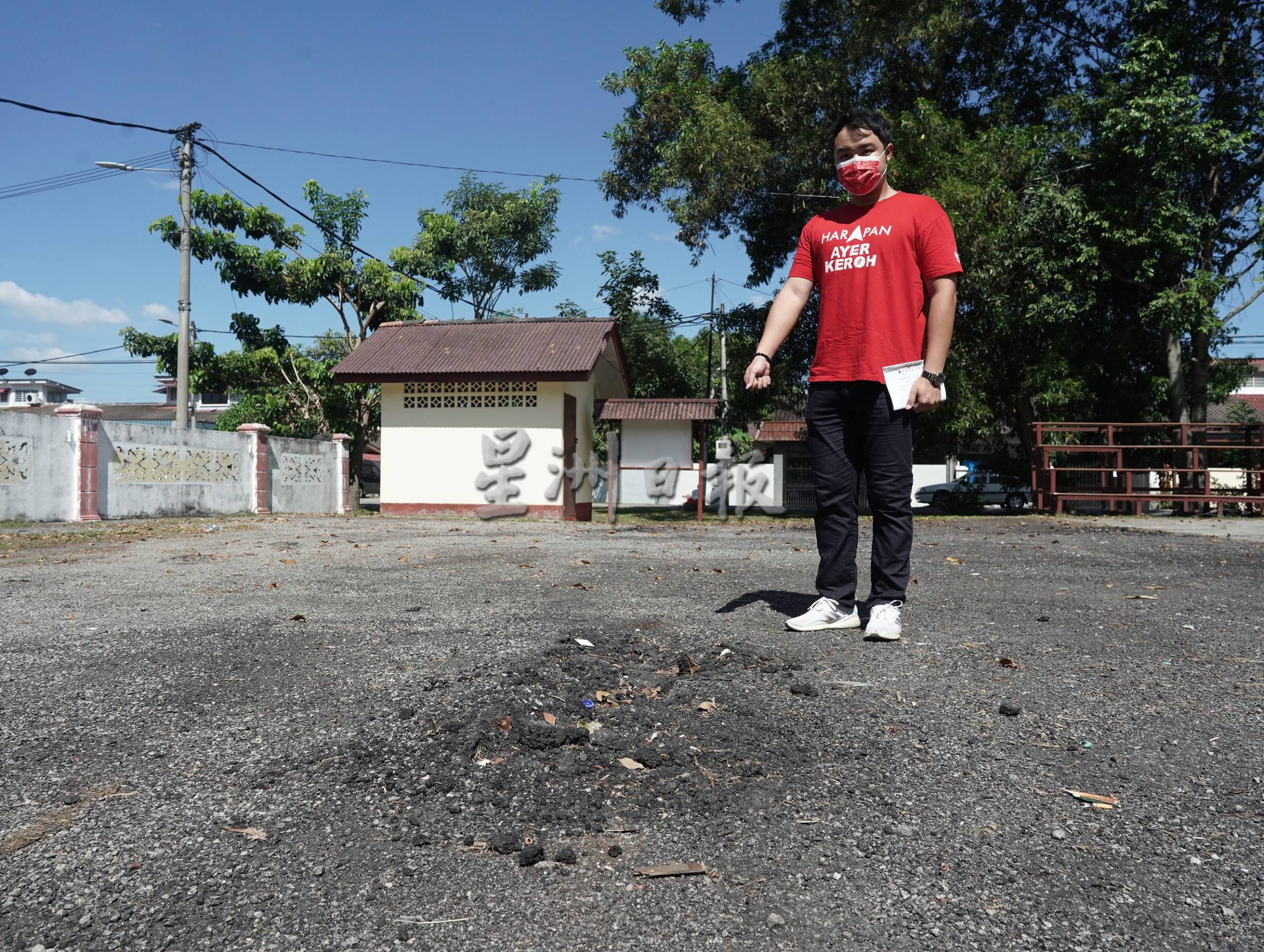 (古城封面副文)合作花园篮球场被设为投票中心,投票结束善后工作未处理好,也破坏了当地路面影响居民运动