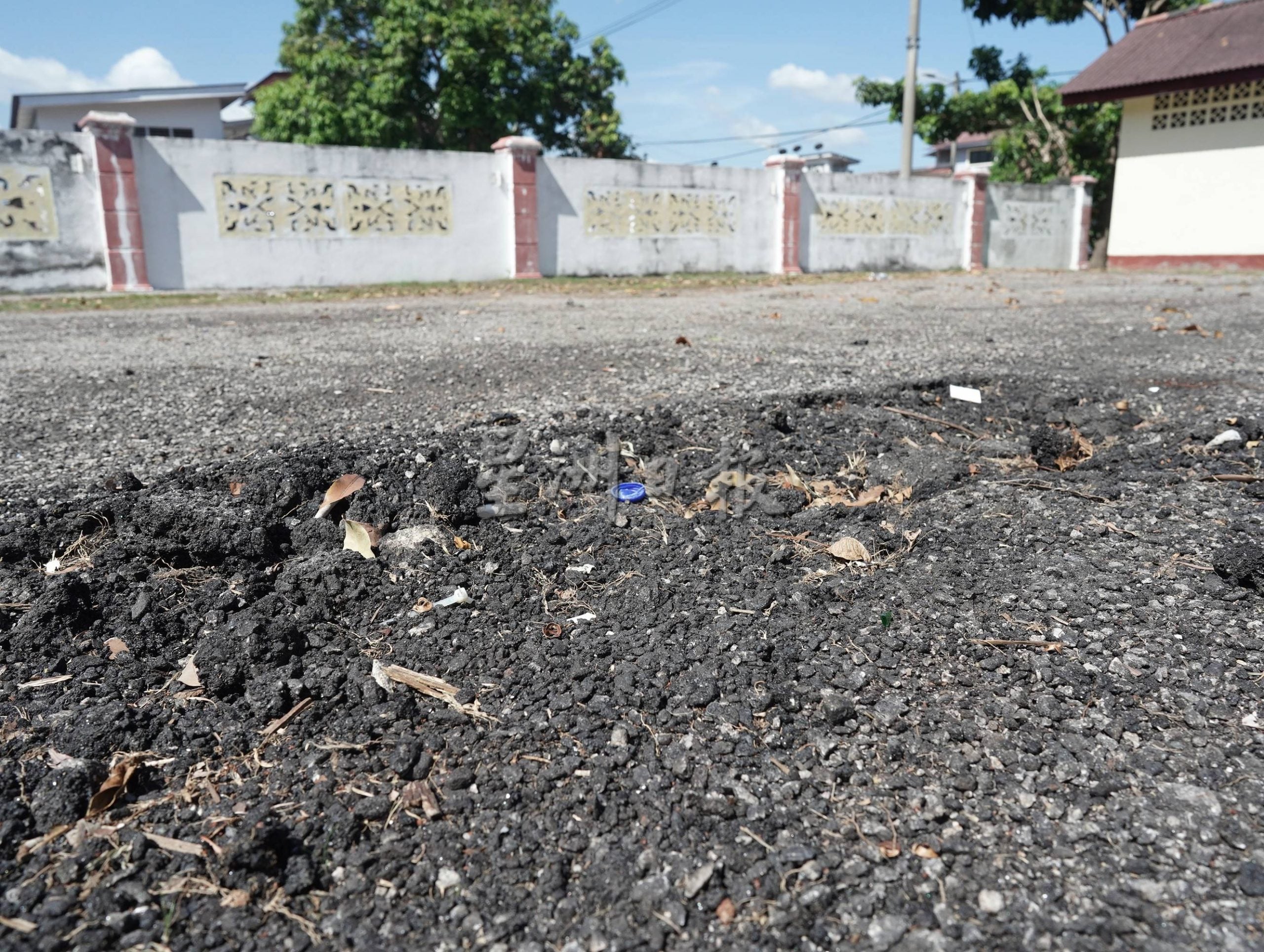 (古城封面副文)合作花园篮球场被设为投票中心,投票结束善后工作未处理好,也破坏了当地路面影响居民运动