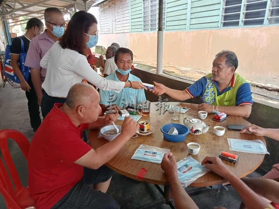 (古城版)林秀凌分口罩及自检试剂盒予马接峇鲁村民