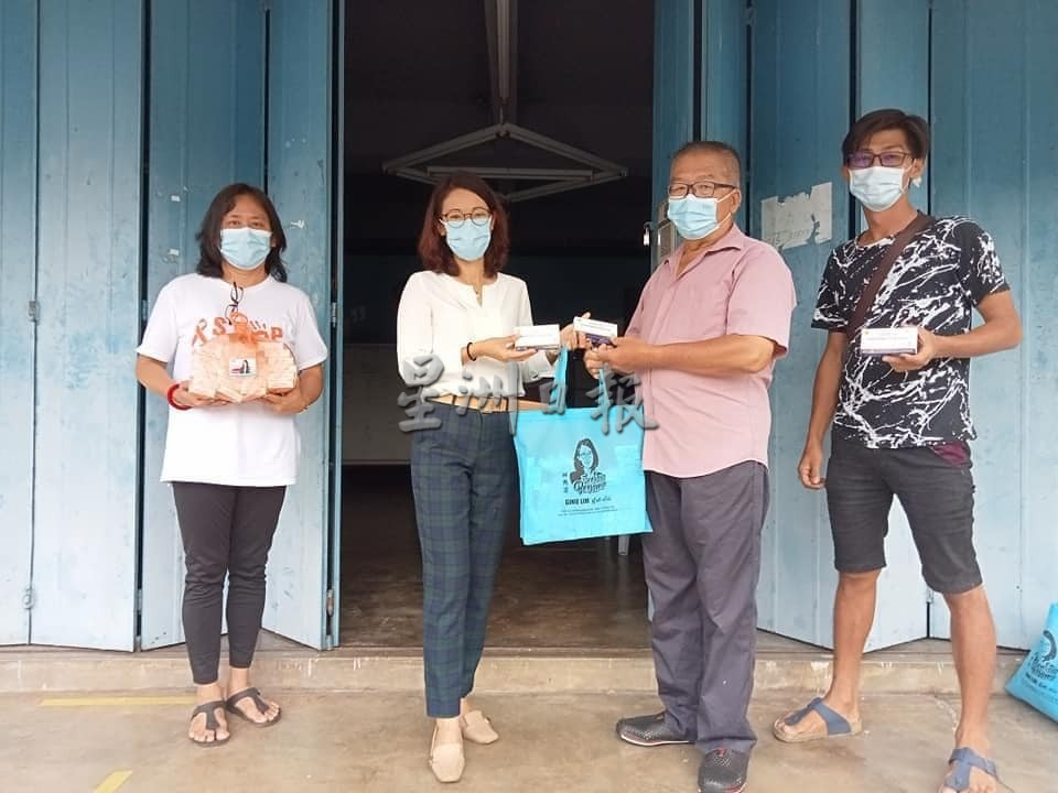 (古城版)林秀凌分口罩及自检试剂盒予马接峇鲁村民