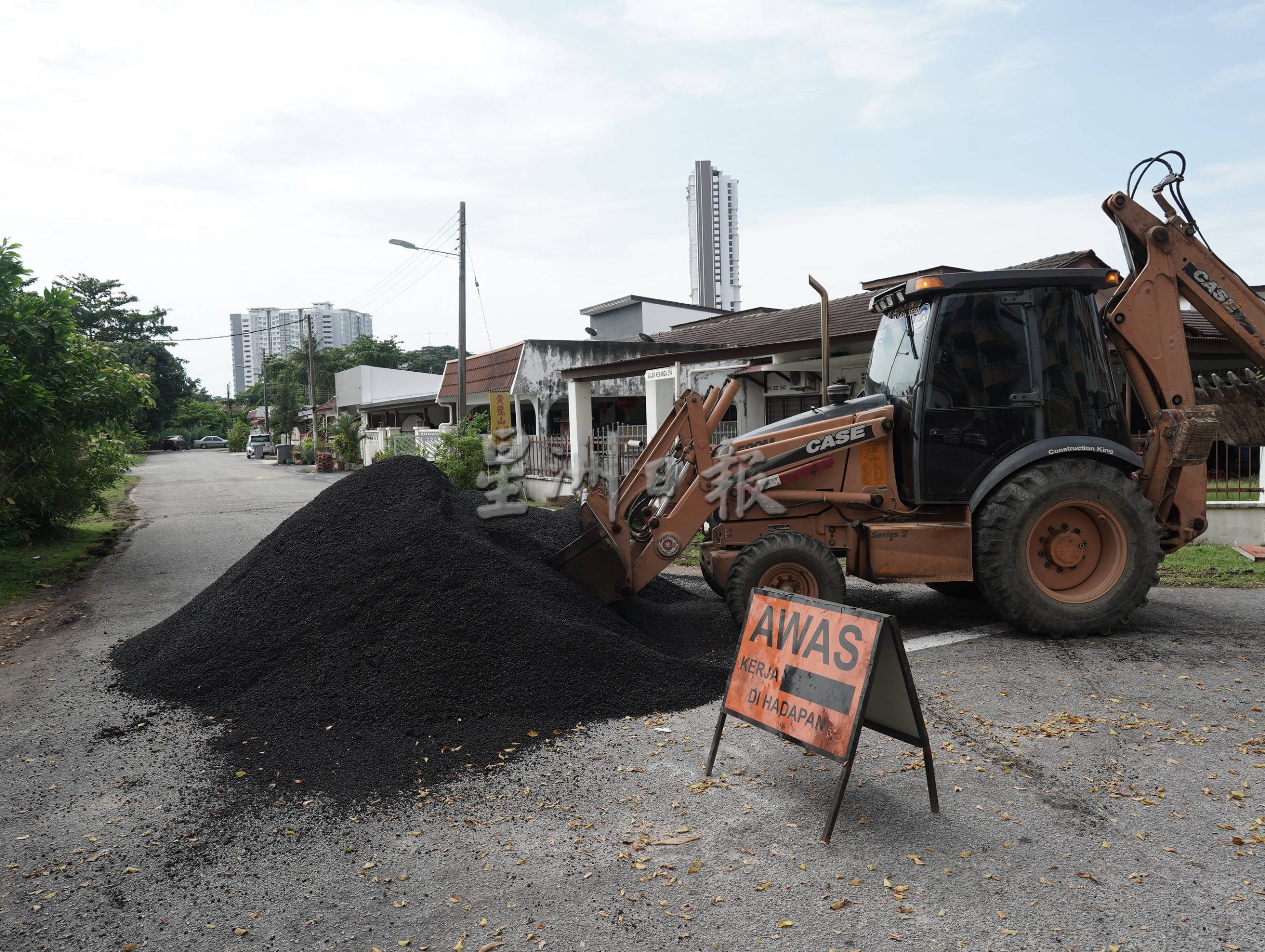 （古城版）第三期葛南格花园重铺道路，刘志俍呼吁移开车子让工程顺利进行