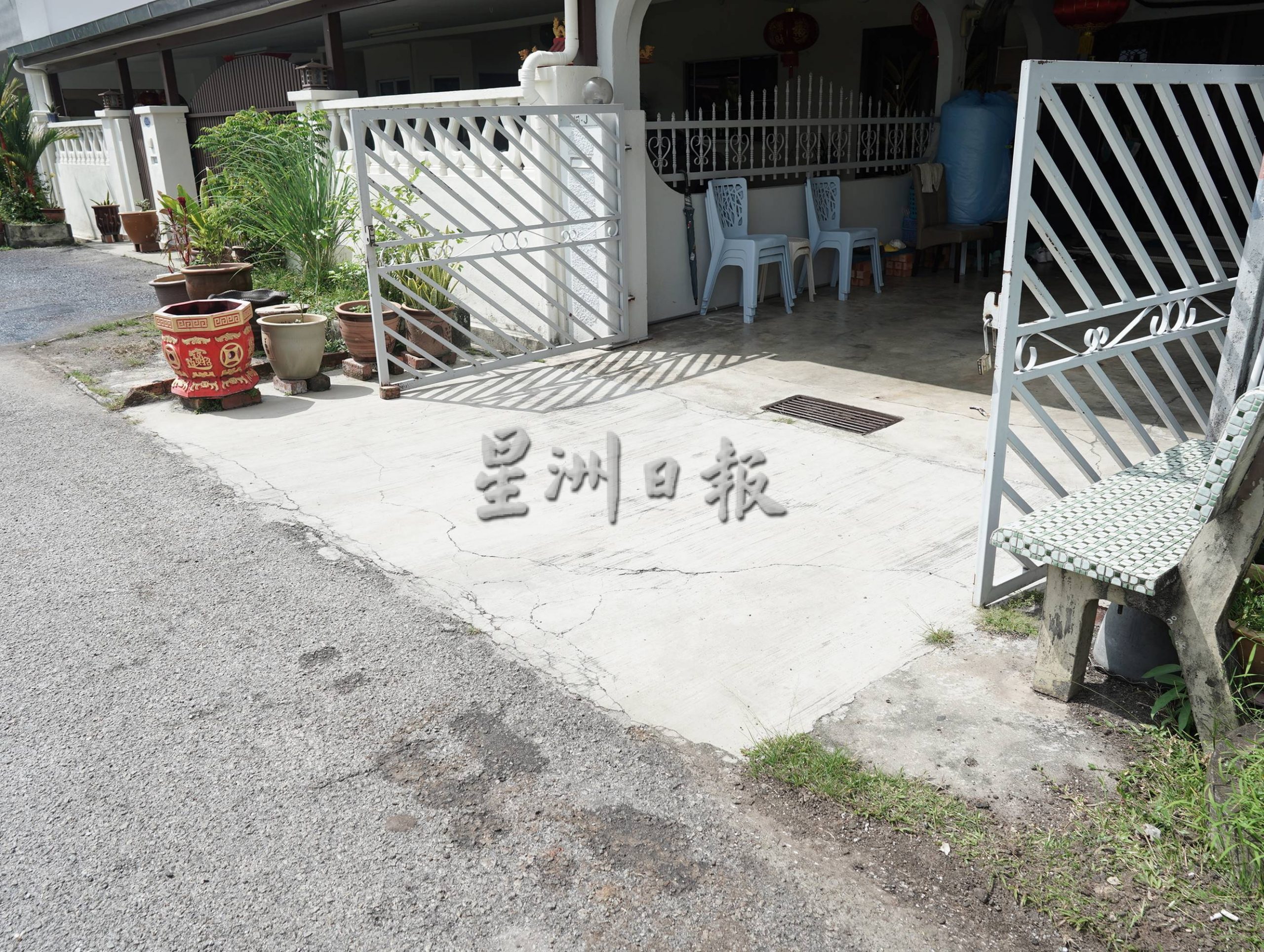 （古城版）第三期葛南格花园重铺道路，刘志俍呼吁移开车子让工程顺利进行