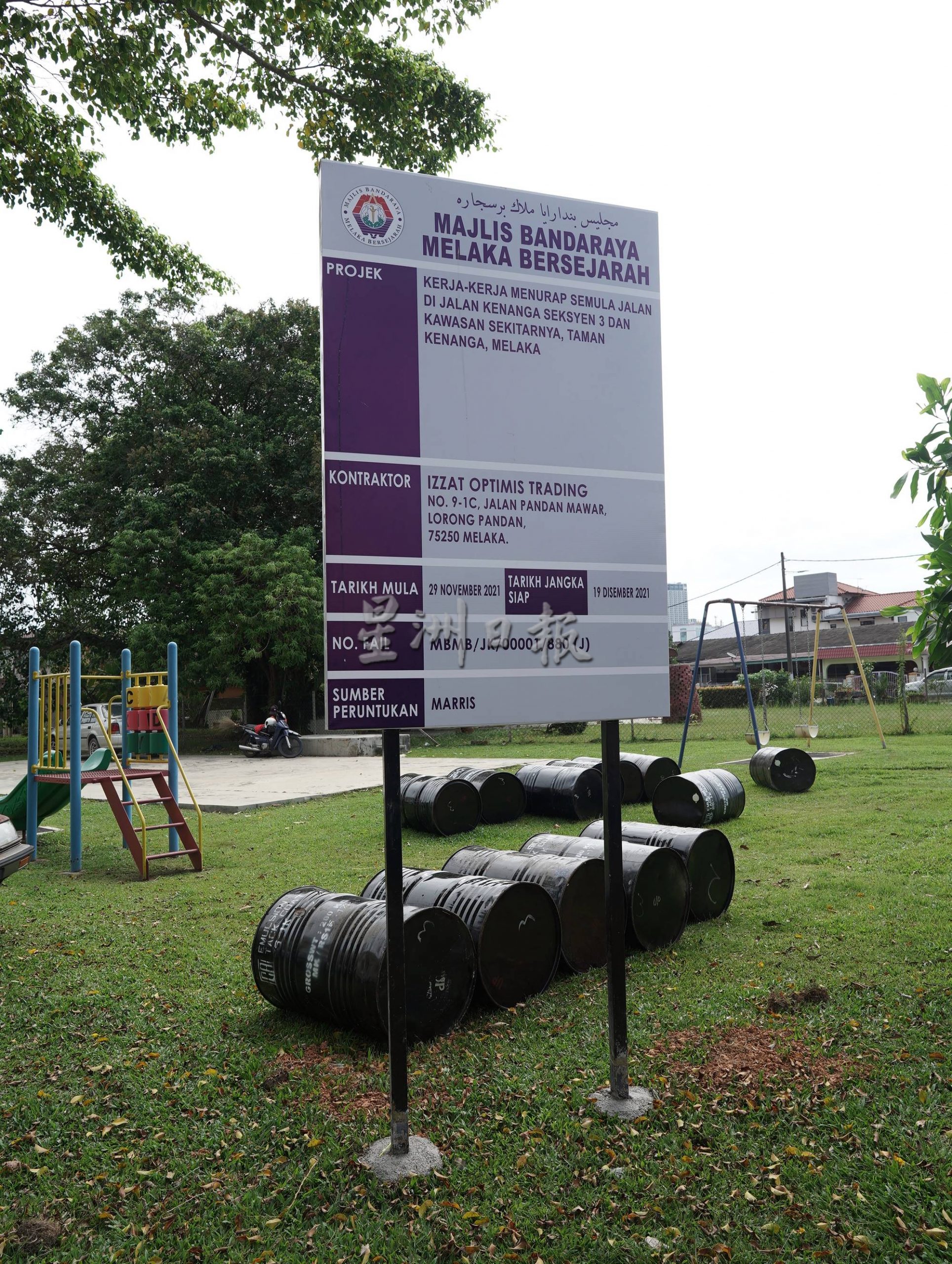 （古城版）第三期葛南格花园重铺道路，刘志俍呼吁移开车子让工程顺利进行