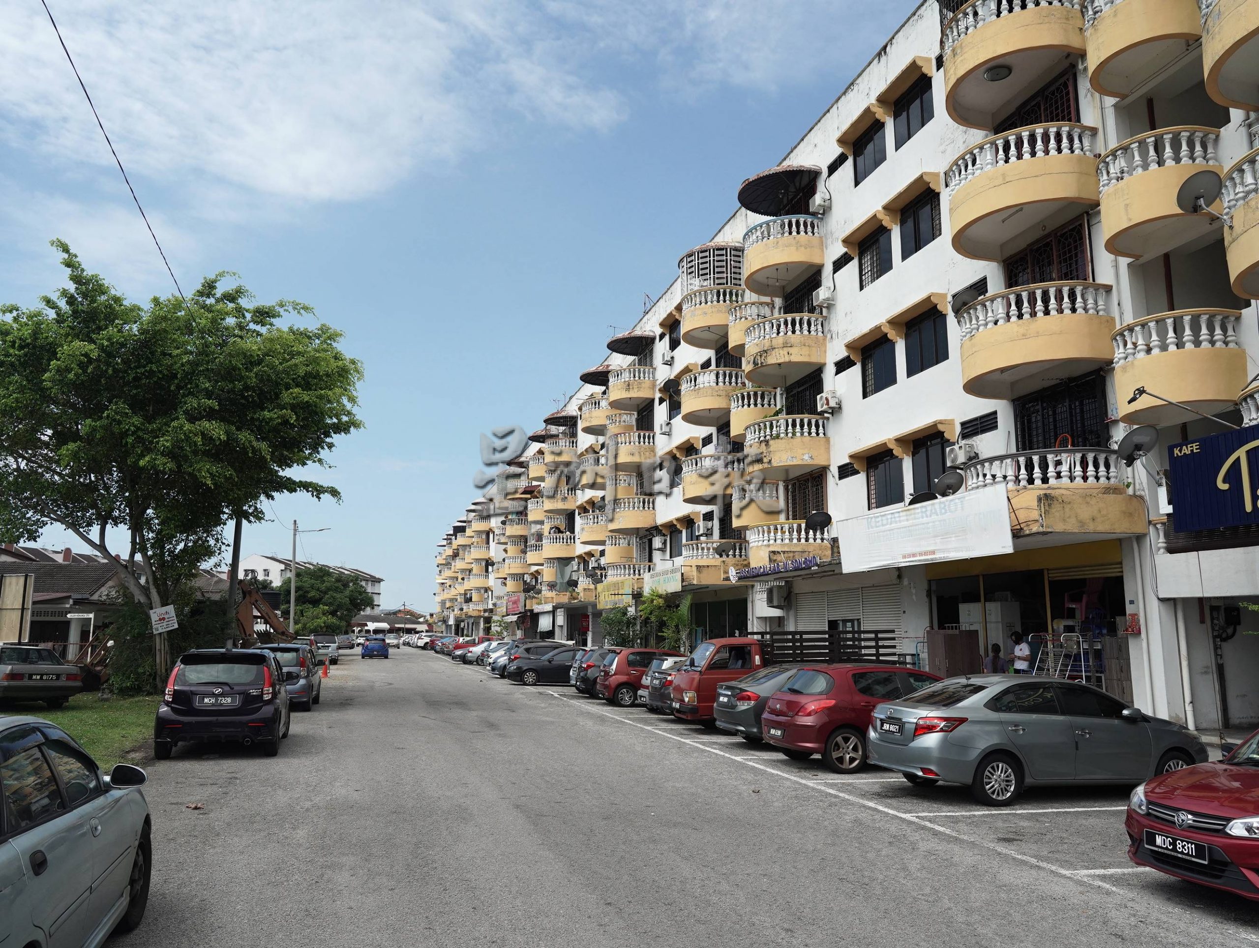 （古城版）第三期葛南格花园重铺道路，刘志俍呼吁移开车子让工程顺利进行