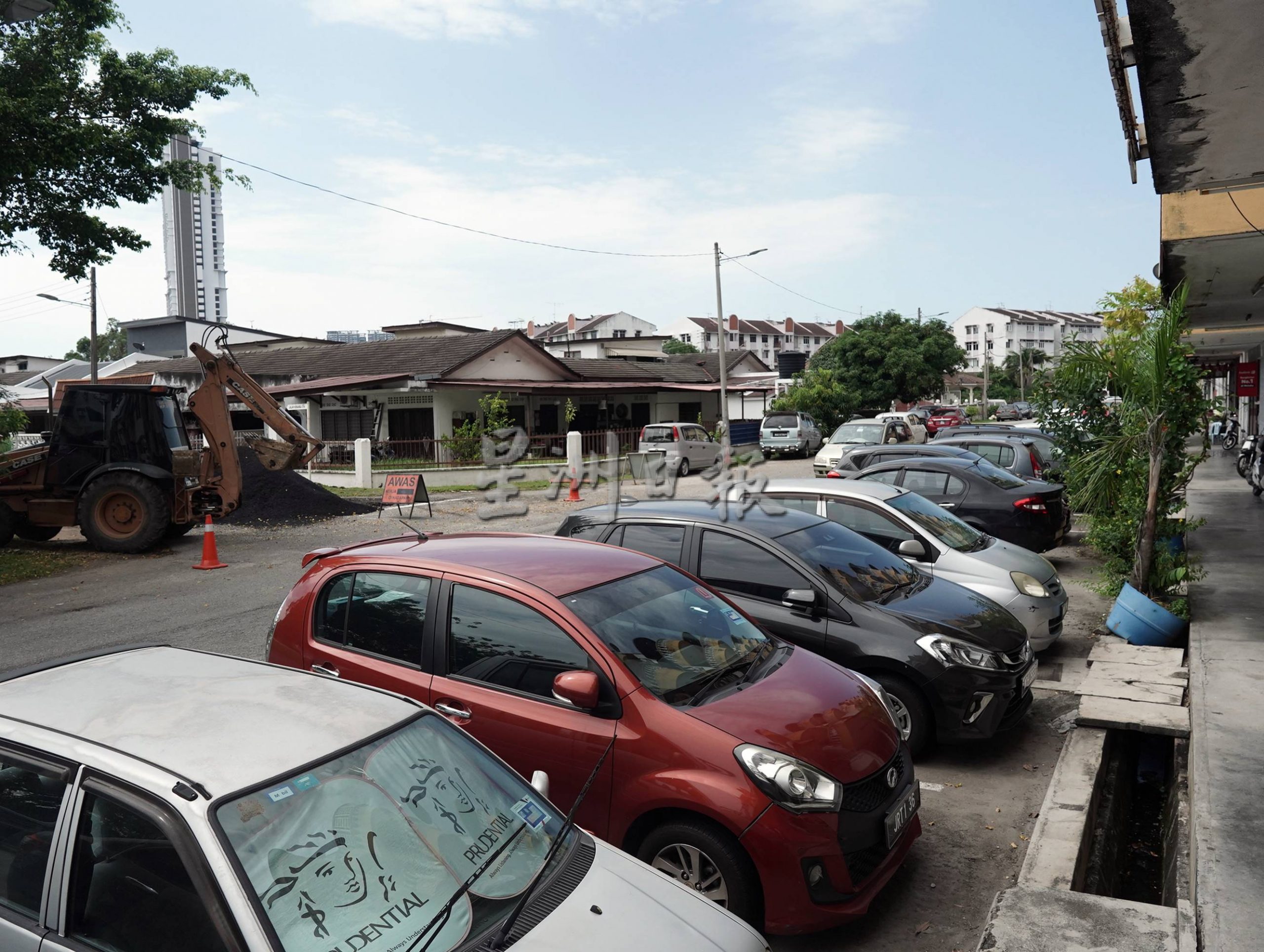（古城版）第三期葛南格花园重铺道路，刘志俍呼吁移开车子让工程顺利进行