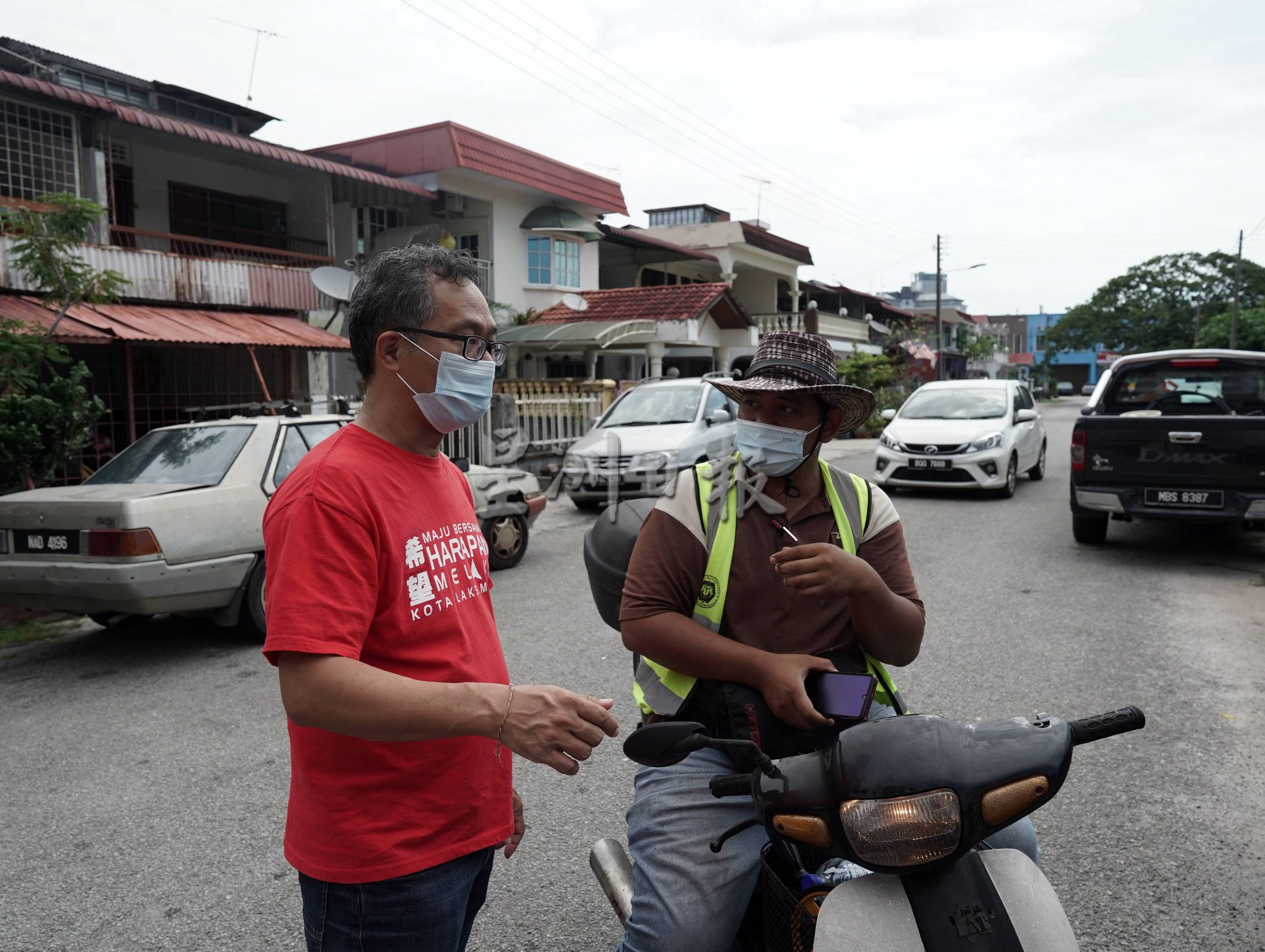 （古城版）第三期葛南格花园重铺道路，刘志俍呼吁移开车子让工程顺利进行