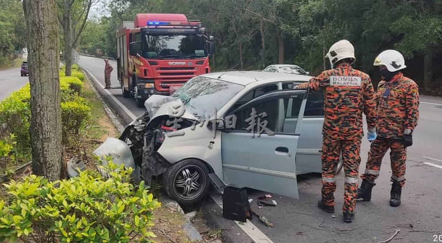 (古城版)轿车失控撞上爱极乐动物园前面的分界堤