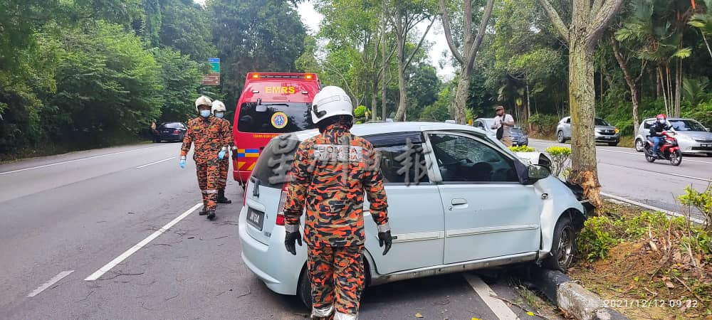 (古城版)轿车失控撞上爱极乐动物园前面的分界堤