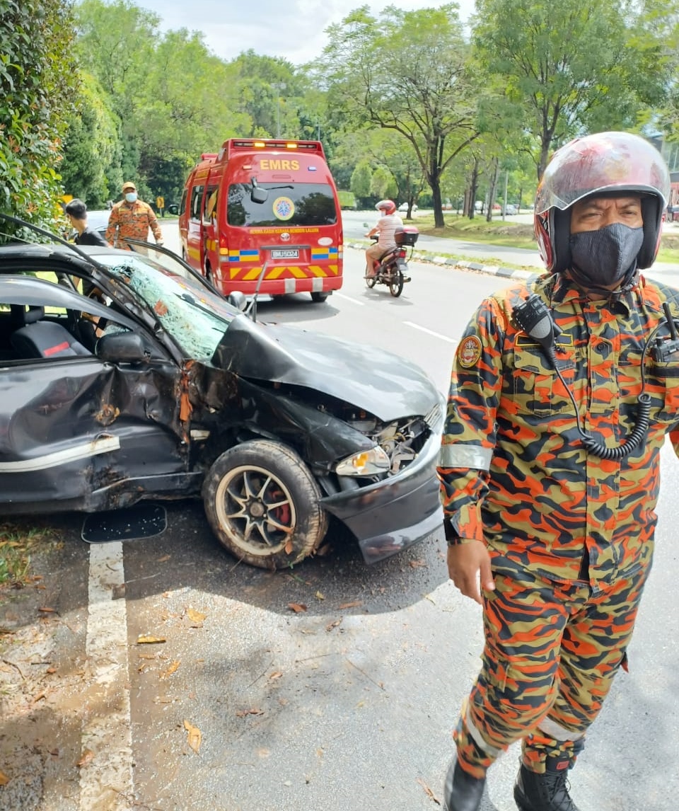 (古城版)轿车撞树意外