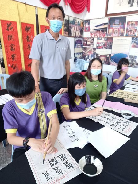 (古城第七版主文)孔教会书法班,吸引一家人学习