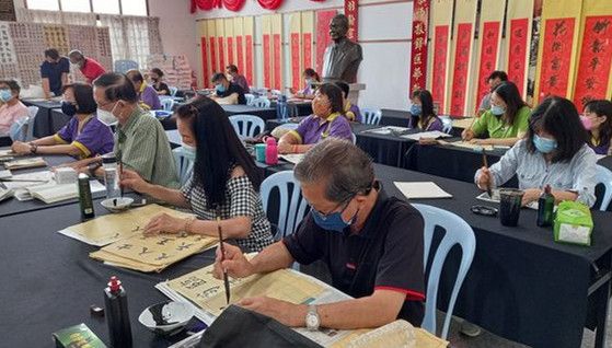 (古城第七版主文)孔教会书法班,吸引一家人学习