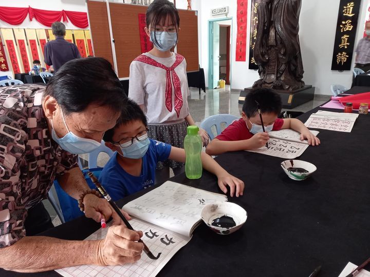 (古城第七版主文)孔教会书法班,吸引一家人学习